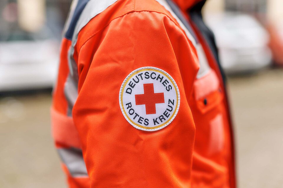 DRK im Einsatz Symbolfoto Jacke mit DRK-Logo