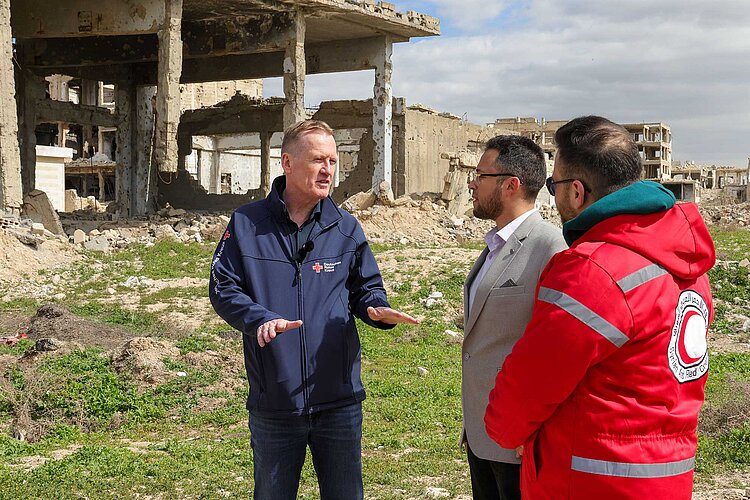 DRK-Hilfe in Syrien Christian Reuter mit Rothalbmond-Mitarbeitern