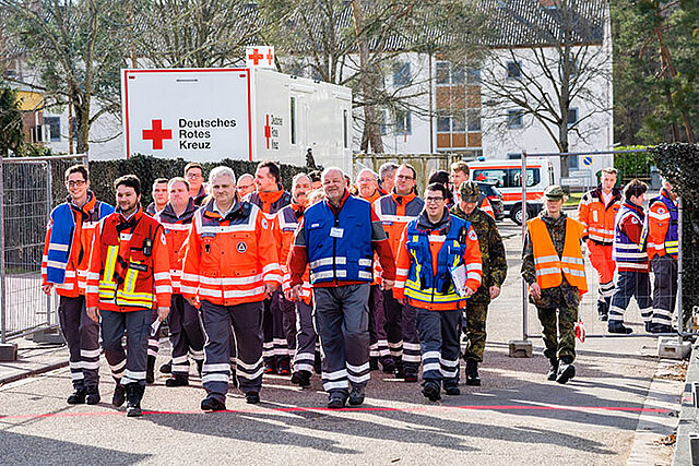 Gruppe von DRK-Helfern auf Germersheim-Gelände