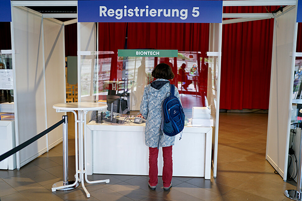 Eine Frau registriert sich in einem Impfzentrum