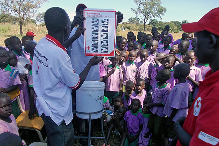 DRK zeigt Kindern im Hygienetraining, wie man sich die Hände wäscht