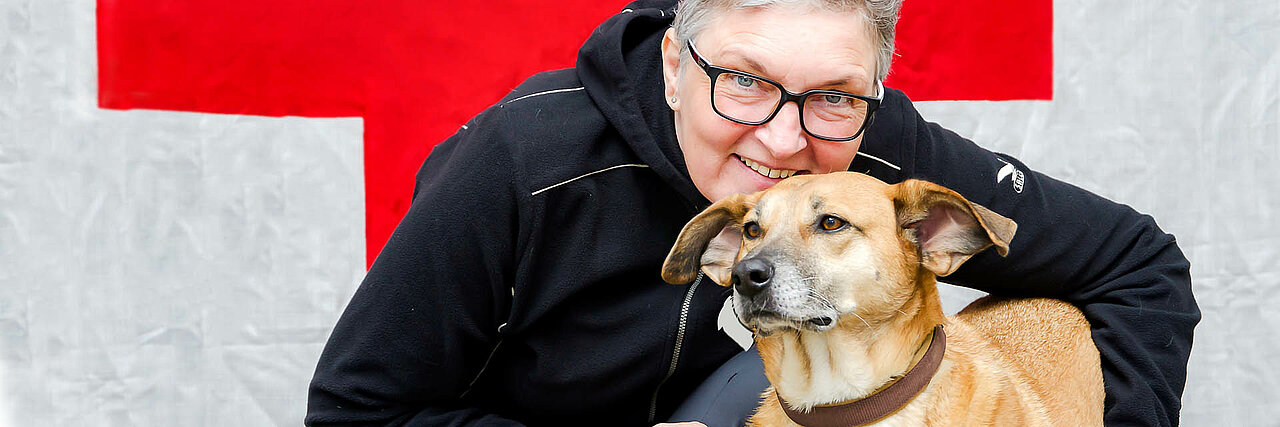 Foto: DRK-Ehrenamtliche mit ihrem Therapiehund