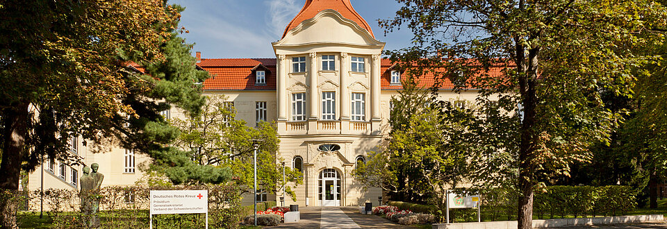 Deutsches Rotes Kreuz DRK, Gebaeude / Architektur / Immobilien, Aussenansichten, Rittberghaus, Vorderansicht, Eingang, Mittelrisalit, DRK Generalsekretariat Berlin Lichterfelde, Rittberg-Haus