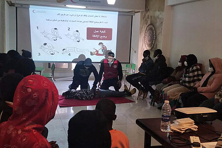 Gruppe betrachtet Erste-Hilfe-Übung in Ägypten
