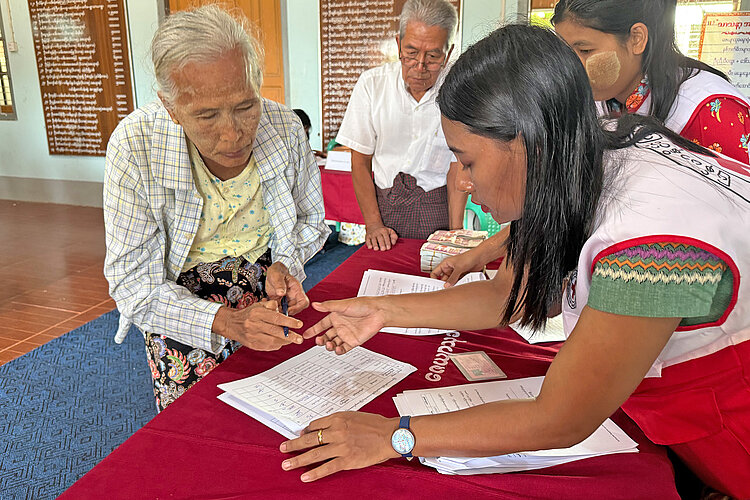 Rotes Kreuz Mynamar verteilt Bargeldhilfen an Betroffene des Erdbebens 