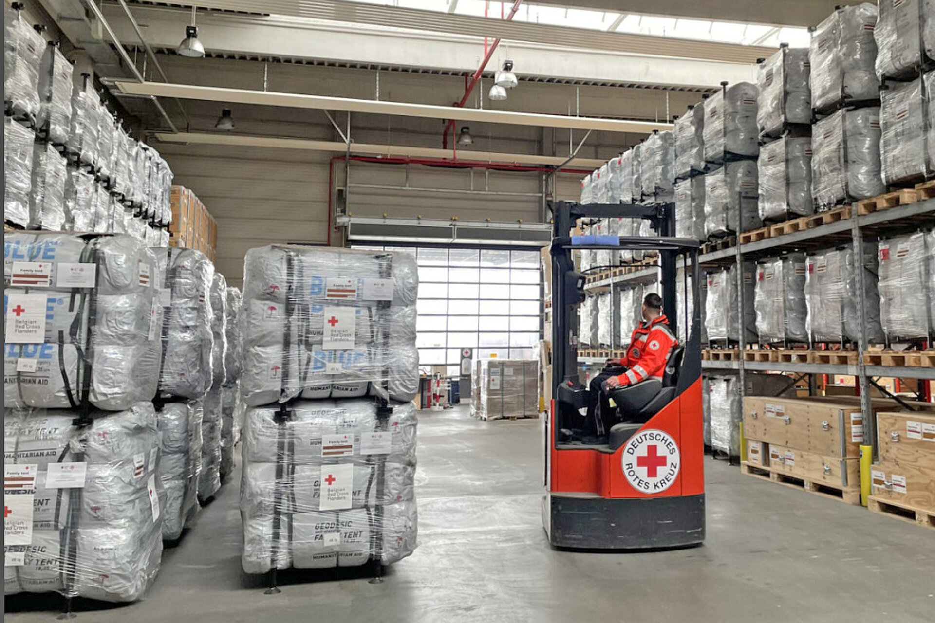 Verladung von Hilfsgütern für den Libanon 