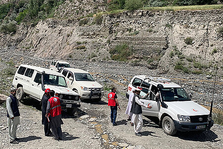 Katastrophenhilfe: Rothalbmond-Einsatzwagen im pakistanischen Gebirge
