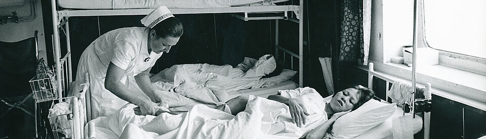 historisches Foto: Krankenschwester und Patientin im Hospitalschiff Helgoland