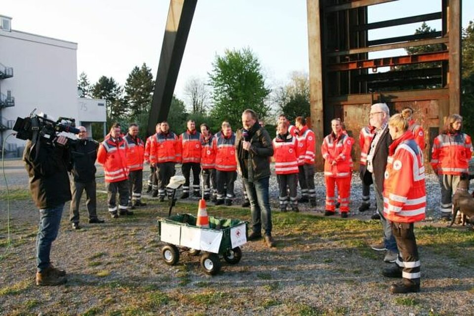 Ehrenamtliche des KV Wattenscheid mit der DRK-Fackel 