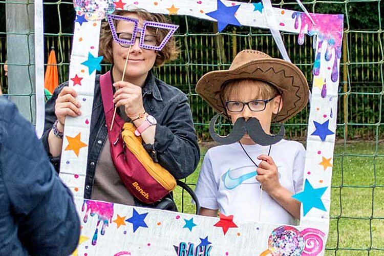 Kinder hinter Fotorahmen mit Verkleidung