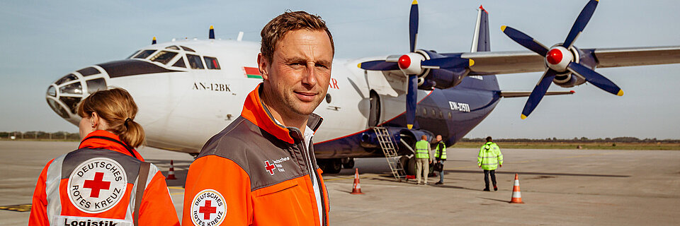 Helfer vor Hilfsflugzeug am Ffughafen