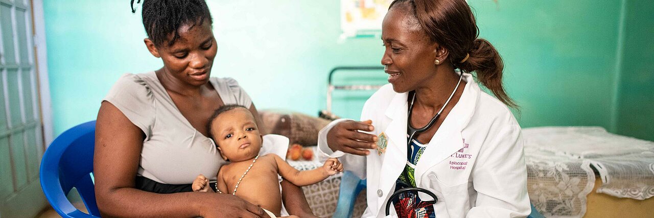 Foto: kongolesische Kinderärztin mit einem Säugling und seiner Mutter