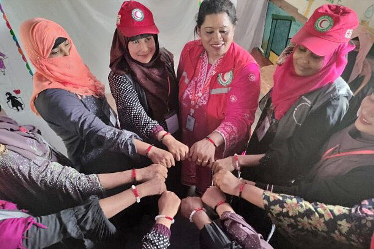 Frauen halten Hände zusammen