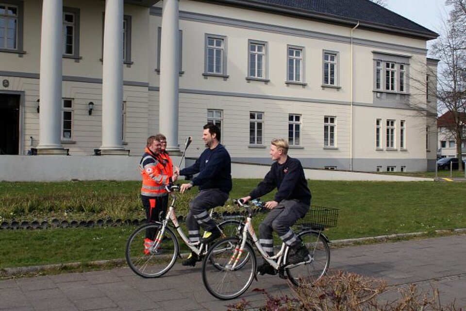 DRK-Fackel wird mit dem Fahrrad durch Oldenburg gefahren