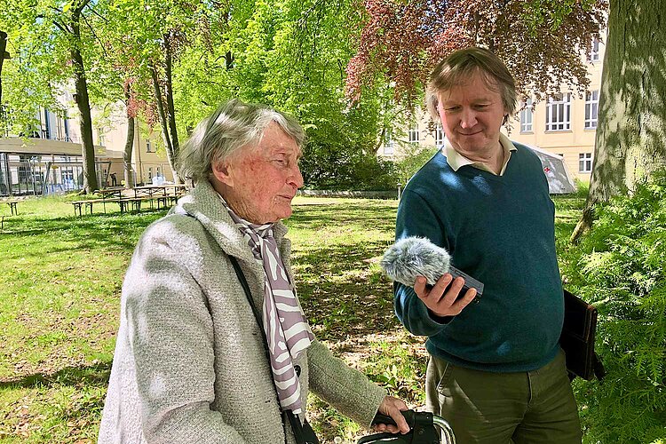 Herta Radike im Garten des DRK-Generalsekretariats
