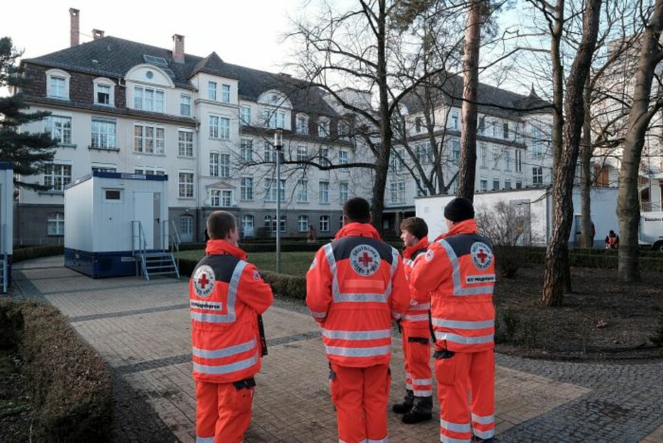 DRK-Team betreut die Rückkehrer aus dem Infektionsgebiet nach Ausbreitung des Coronavirus