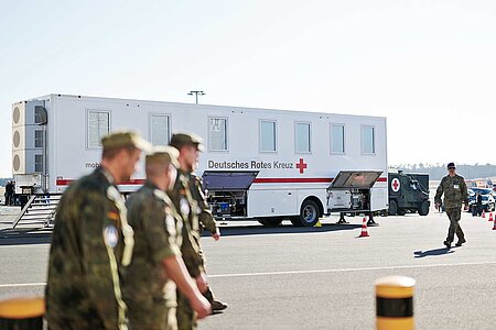  Bundeswehr vor mobiler medizinischer Versorgungseinheit