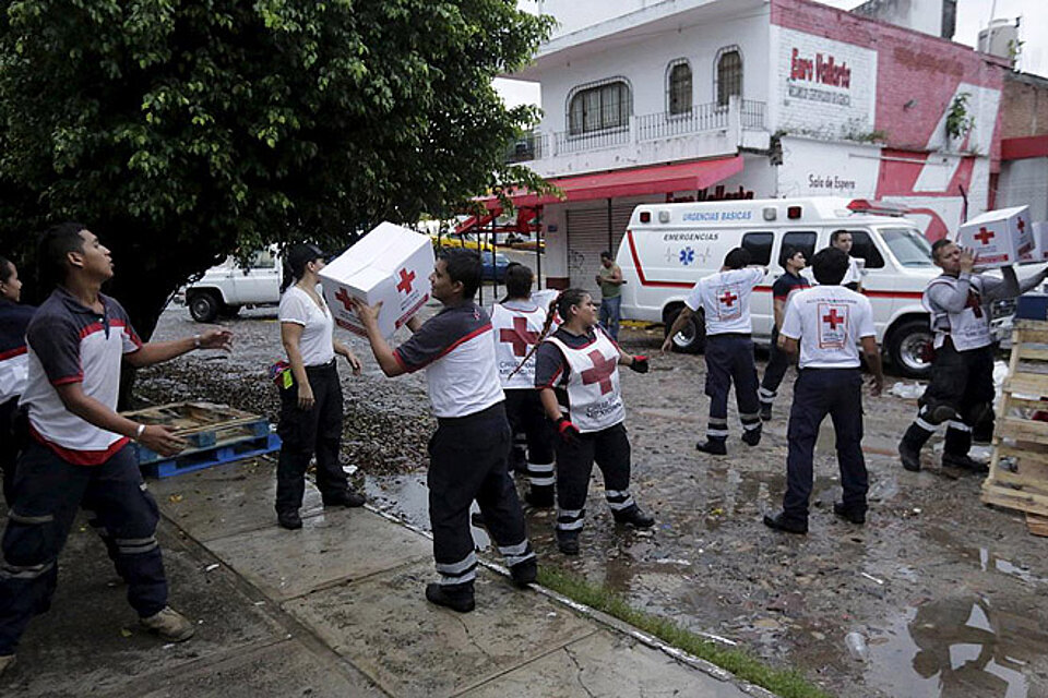 Helfer des Mexikanischen Roten Kreuzes verteilen Hilfsgüter