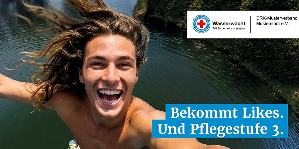 Kampagne der Wasserwacht des DRK Ein lachender junger Mann mit langen wehenden Haaren filmt sich beim Sprung in dunkles Wasser vor einem dicht bewaldeten Ufer. Oben rechts zeigt das Logo der Wasserwacht des DRK die Texte "DEUTSCHES ROTES KREUZ" und "WASSERWACHT" neben "Wasserwacht" und "Mit Sicherheit am Wasser." sowie "DRK-Musterverband Musterstadt e.V.". Unten rechts steht auf blauem Hintergrund "Bekommt Likes. Und Pflegestufe 3."