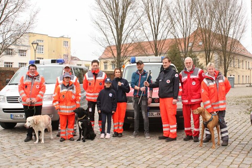 Ehrenamtliche des KV Östliche Altmark mit der DRK-Fackel