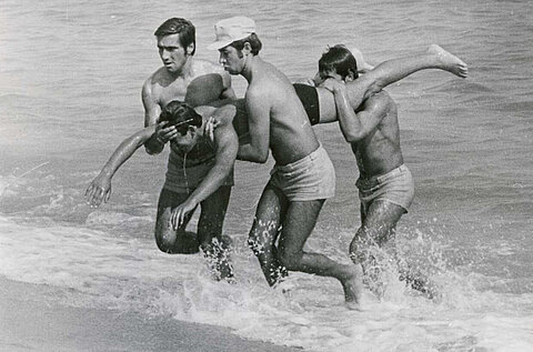 Wasserwacht vom DRK der DDR rettet einen Schwimmer aus der Ostsee (DRK)