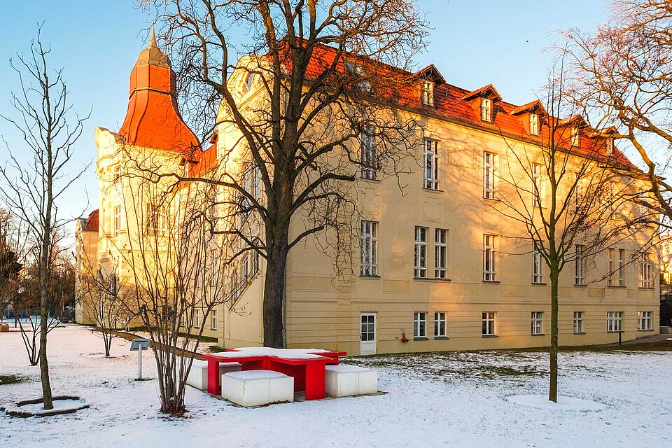 Friedenstisch und DRK-Generalsekretatiat im Schnee