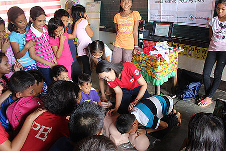 Hilfsprojekte auf den Philippinen: Erste-Hilfe-Schulung für philippinische Kinder