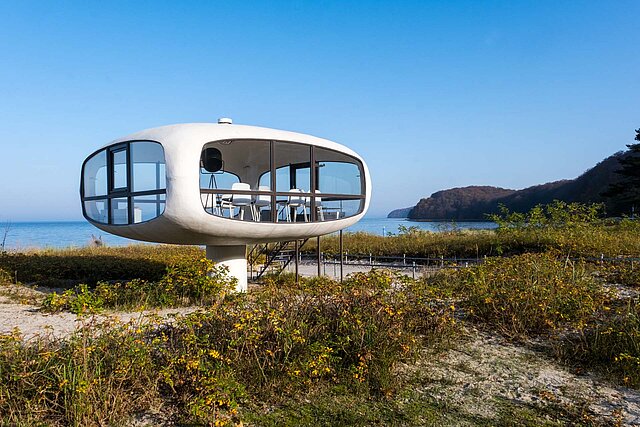 Ufoähnliches Kleingebäude am Strand in Binz