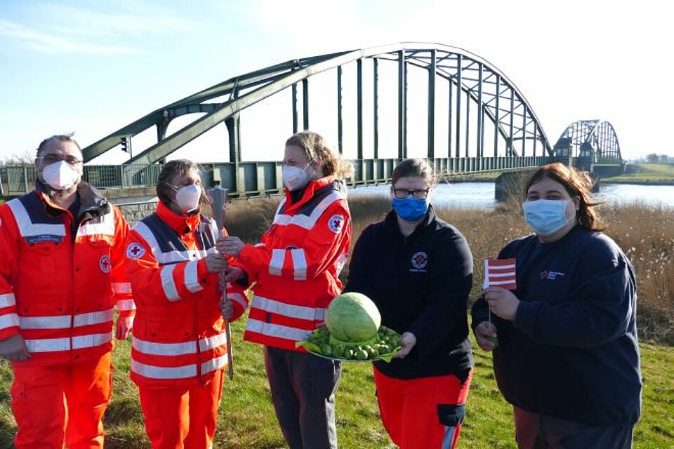 Übergabe der DRK-Fackel vom KV Nordfriesland an den KV Dithmarschen