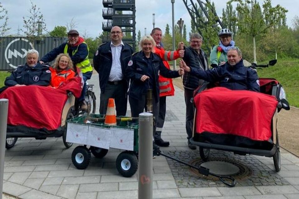 Ehrenamtliche des KV Wattenscheid mit der DRK-Fackel 