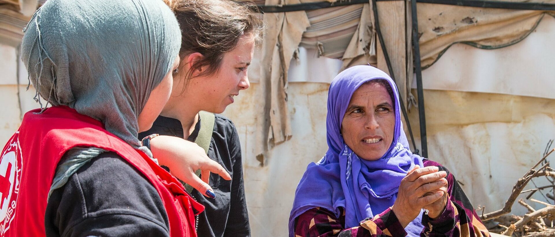 Zwei Rotkreuz-Helferinnen und eine Frau im Libanon 