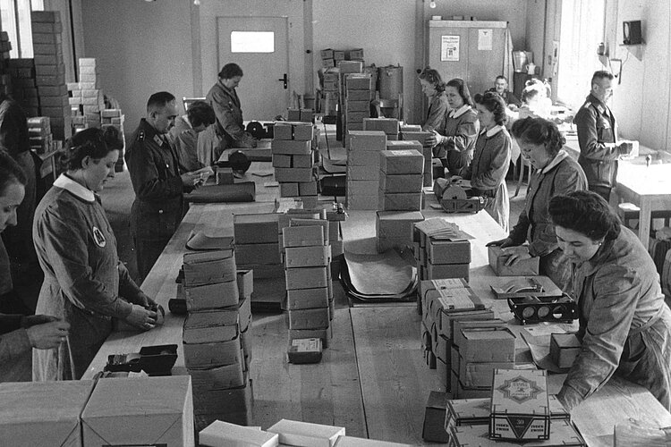 Mitarbeiterinnen packen Pakete 