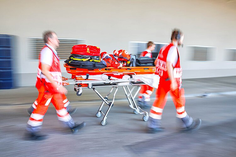 Rettungssanitäter mit Ausrüstung