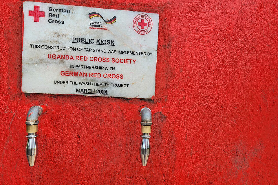 Wasserstation mit Trinkwasser in Uganda 