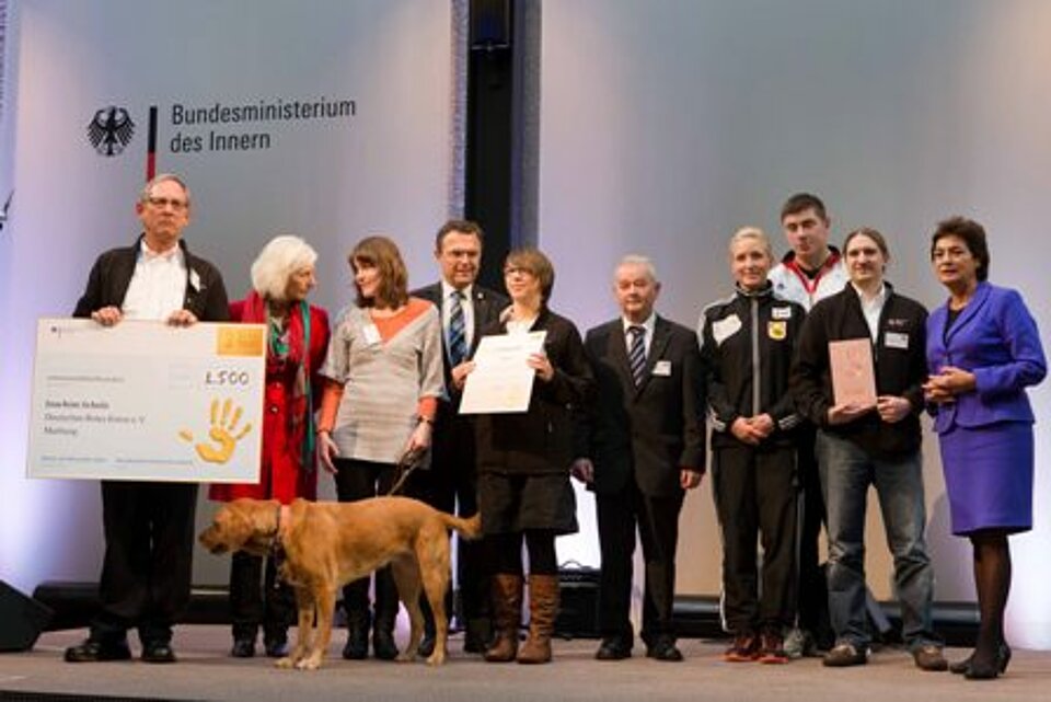 Preisverleihung der Helfenden Hand mit Bundesinnenminister Friedrich, DRK-Vizepräsidentin Schenck zu Schweinsberg und dem Team des DRK Marburg