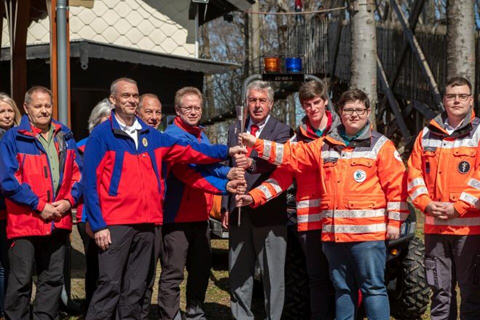 Ehrenamtliche des KV Fulda mit der DRK-Fackel