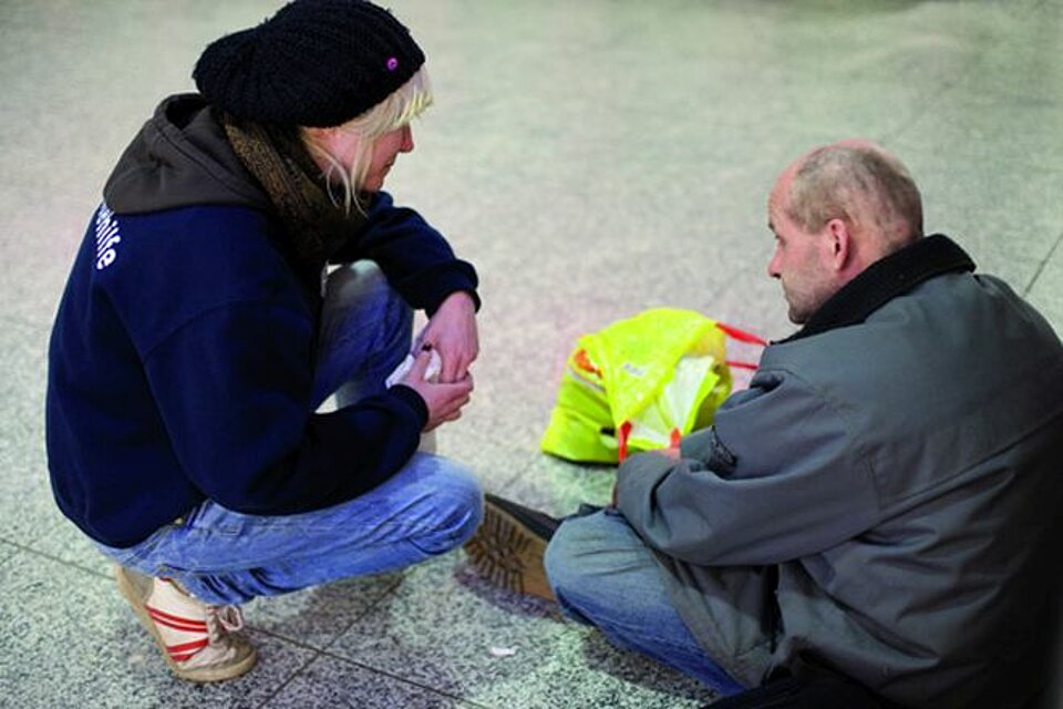 DRK Freiwillige helfen Menschen auf der Straße