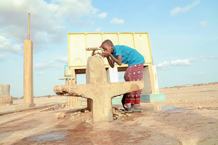 Junge an Brunnen in Somalia