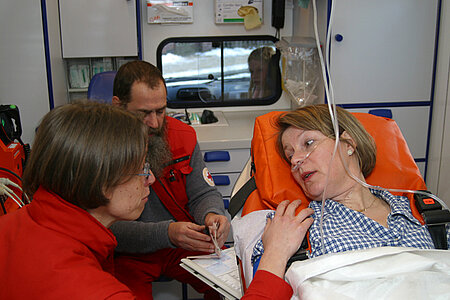 Gespräch mit Rettungsassistenten im Krankenwagen