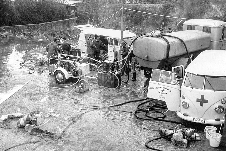 Einsatzwagen bei Überschwemmung