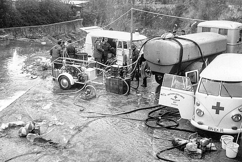 Einsatzwagen bei Überschwemmung