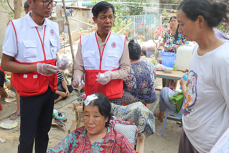 Myanmarisches Rotes Kreuz  mit Erdbebenopfer in Myanmar
