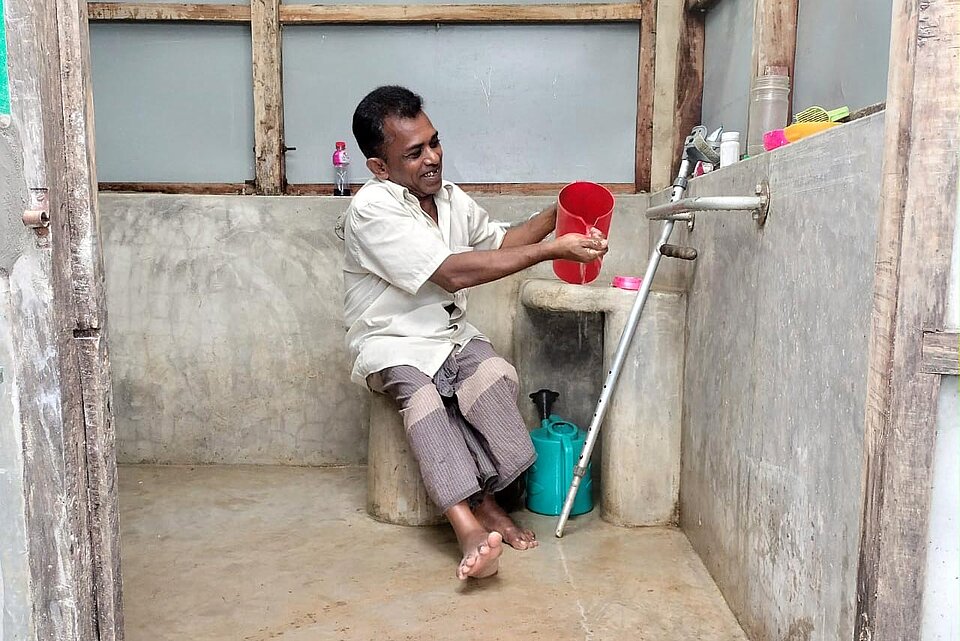 Mann sitzt vor Handwaschplatz
