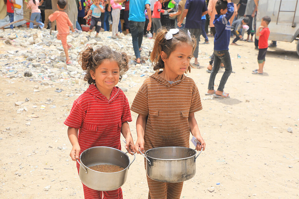 Zwei Mädchen mit Nahrung im Gazastreifen 