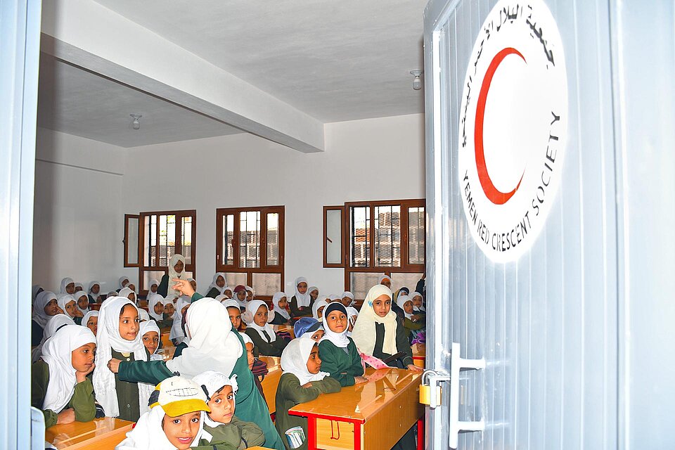Schulkinder sitzen in einem Klassenraum