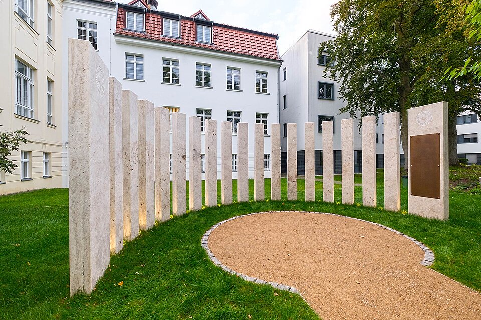 Stelen vor DRK-Generalsekretariat