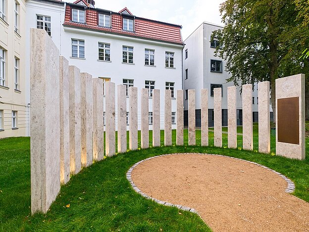 Stelen vor DRK-Generalsekretariat