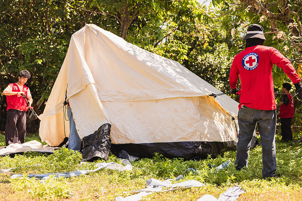Rotes Kreuz errrichtet Notunterkünfte auf den Philippinen 