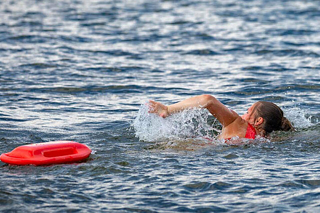Foto: Rettungsschwimmerin im Einsatz