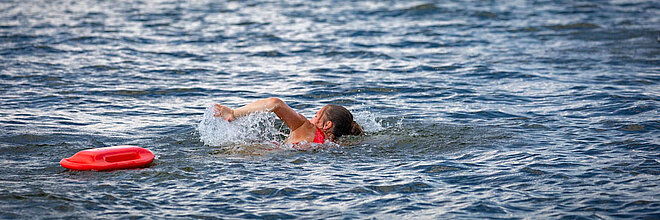 Foto: Rettungsschwimmerin im Einsatz